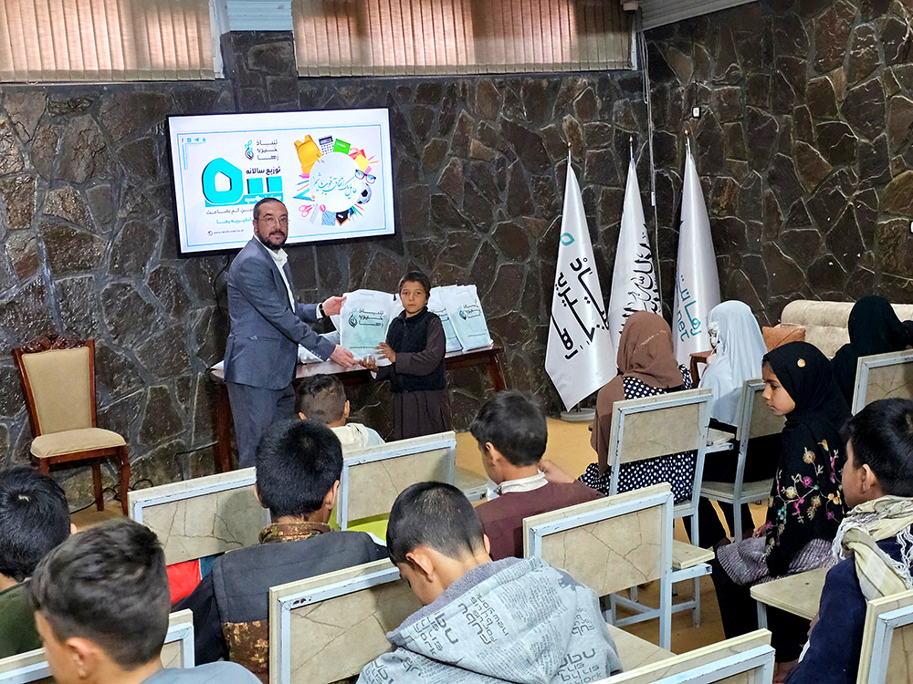 توزیع بسته های قرطاسیه program at Raha Foundation