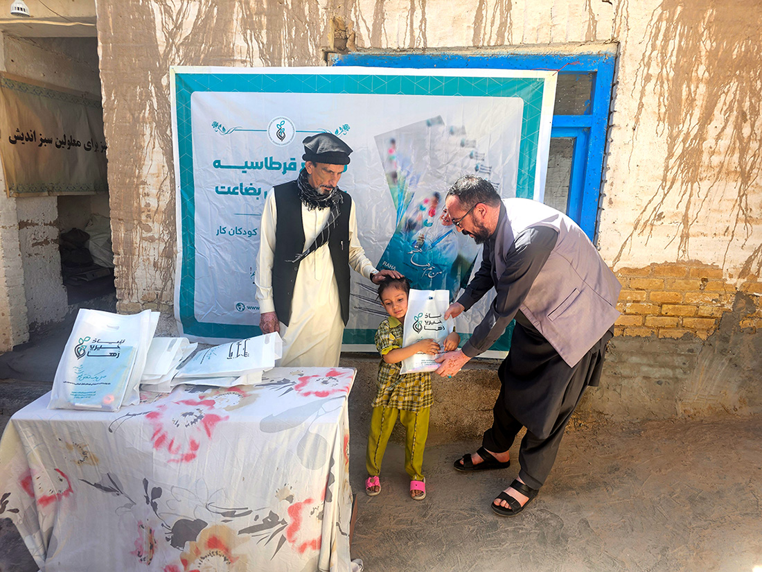 توزیع بسته های قرطاسیه program at Raha Foundation