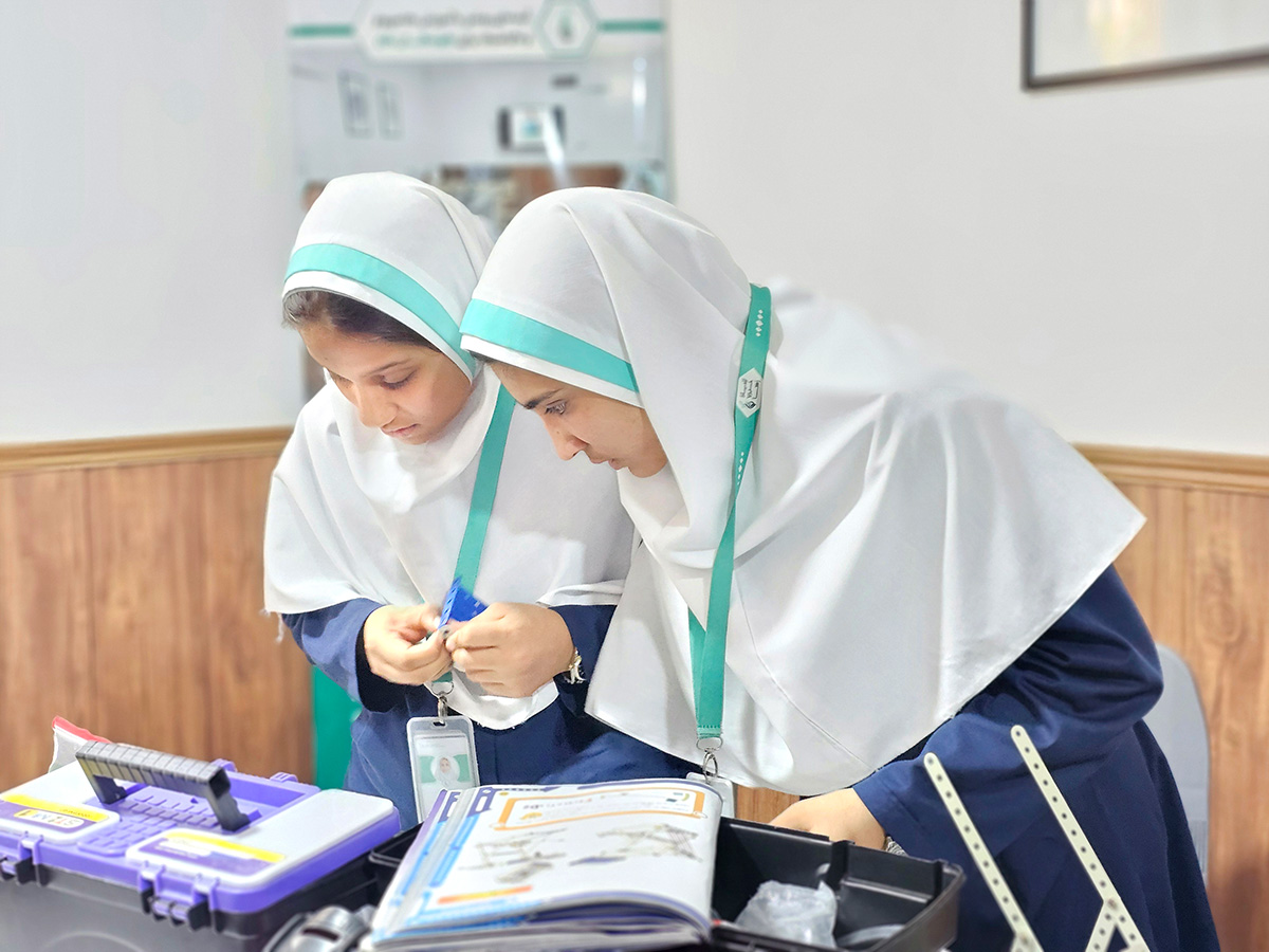 برنامه رباتیک program at Raha Foundation
