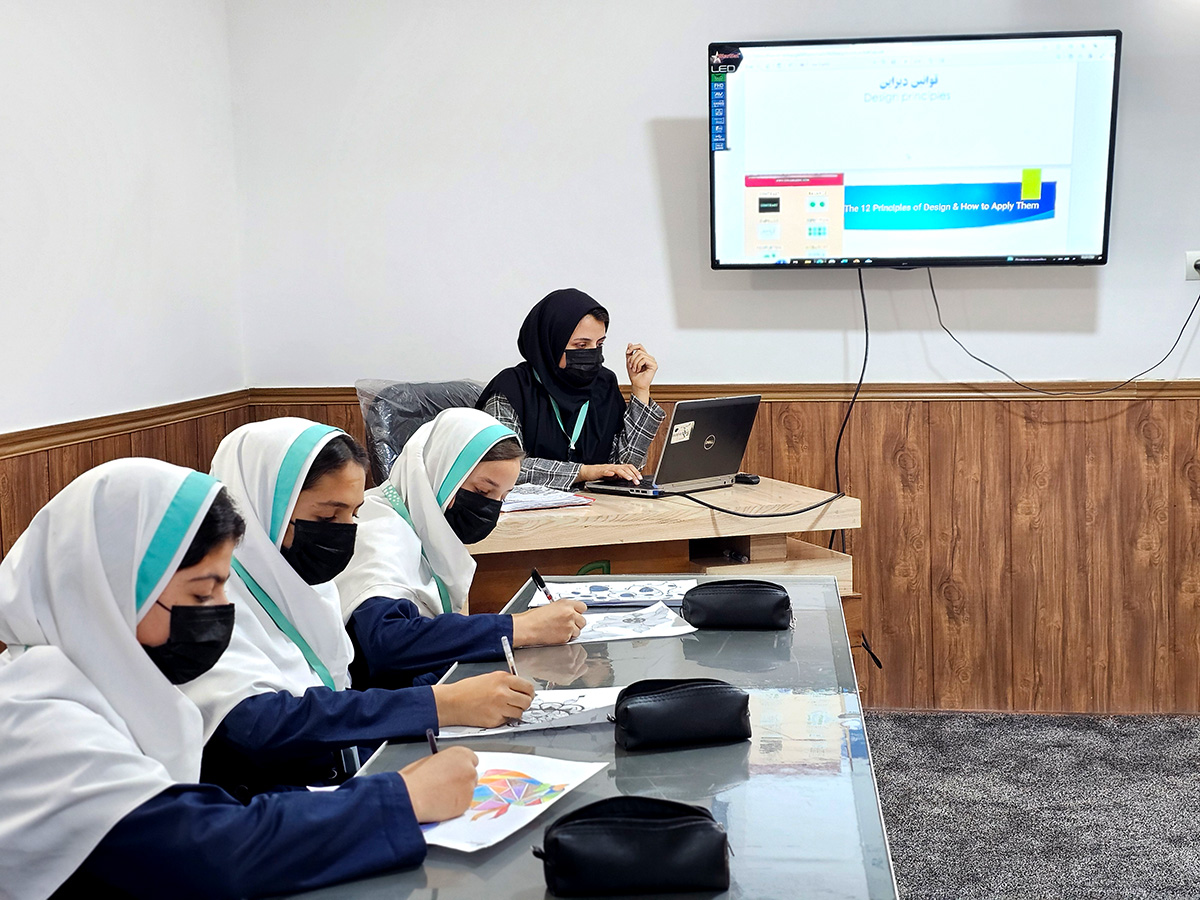 مهارت های کامپیوتر و گرافیک program at Raha Foundation