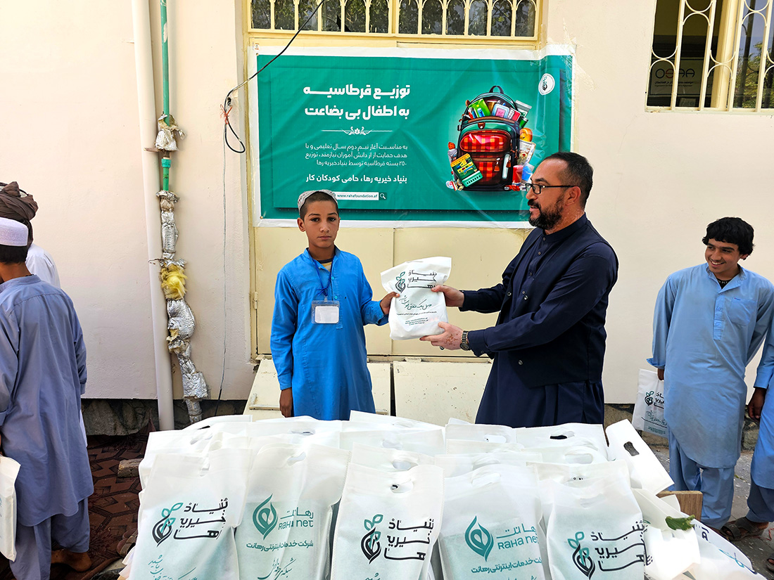 توزیع بسته های قرطاسیه program at Raha Foundation