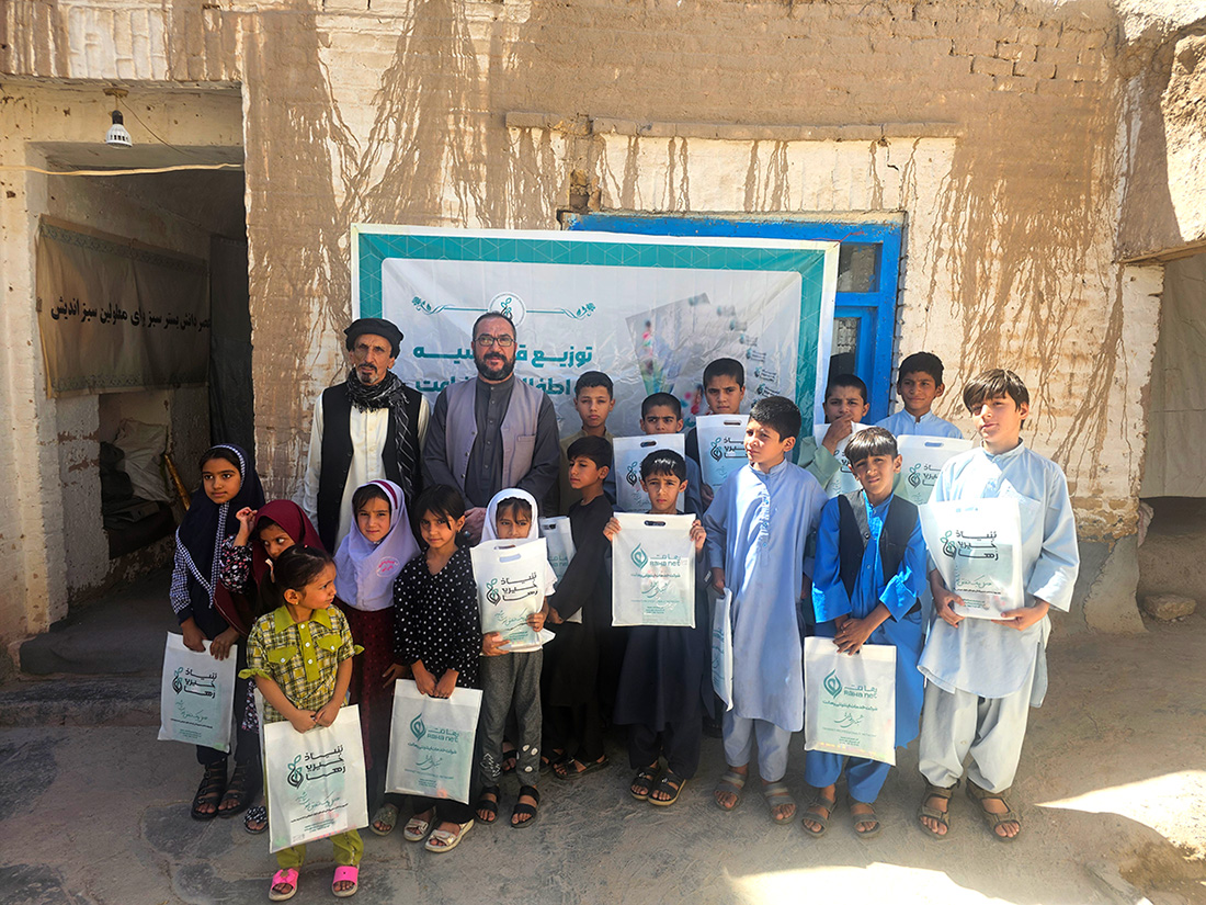 توزیع بسته های قرطاسیه program at Raha Foundation