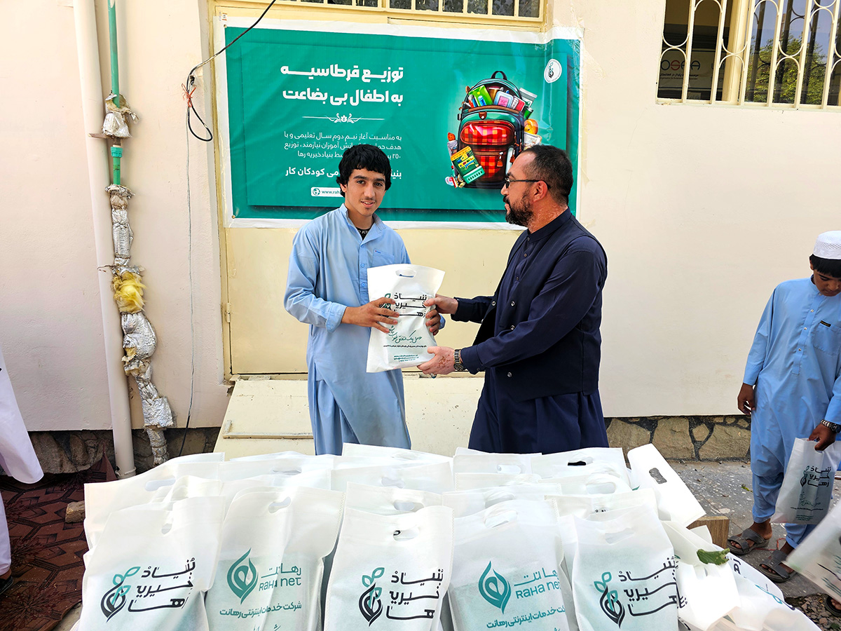 توزیع بسته های قرطاسیه program at Raha Foundation