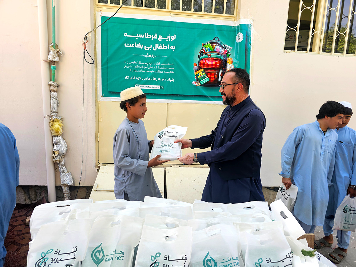 توزیع بسته های قرطاسیه program at Raha Foundation