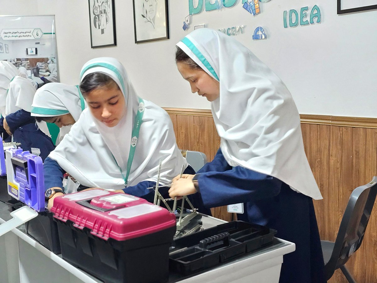 برنامه رباتیک program at Raha Foundation